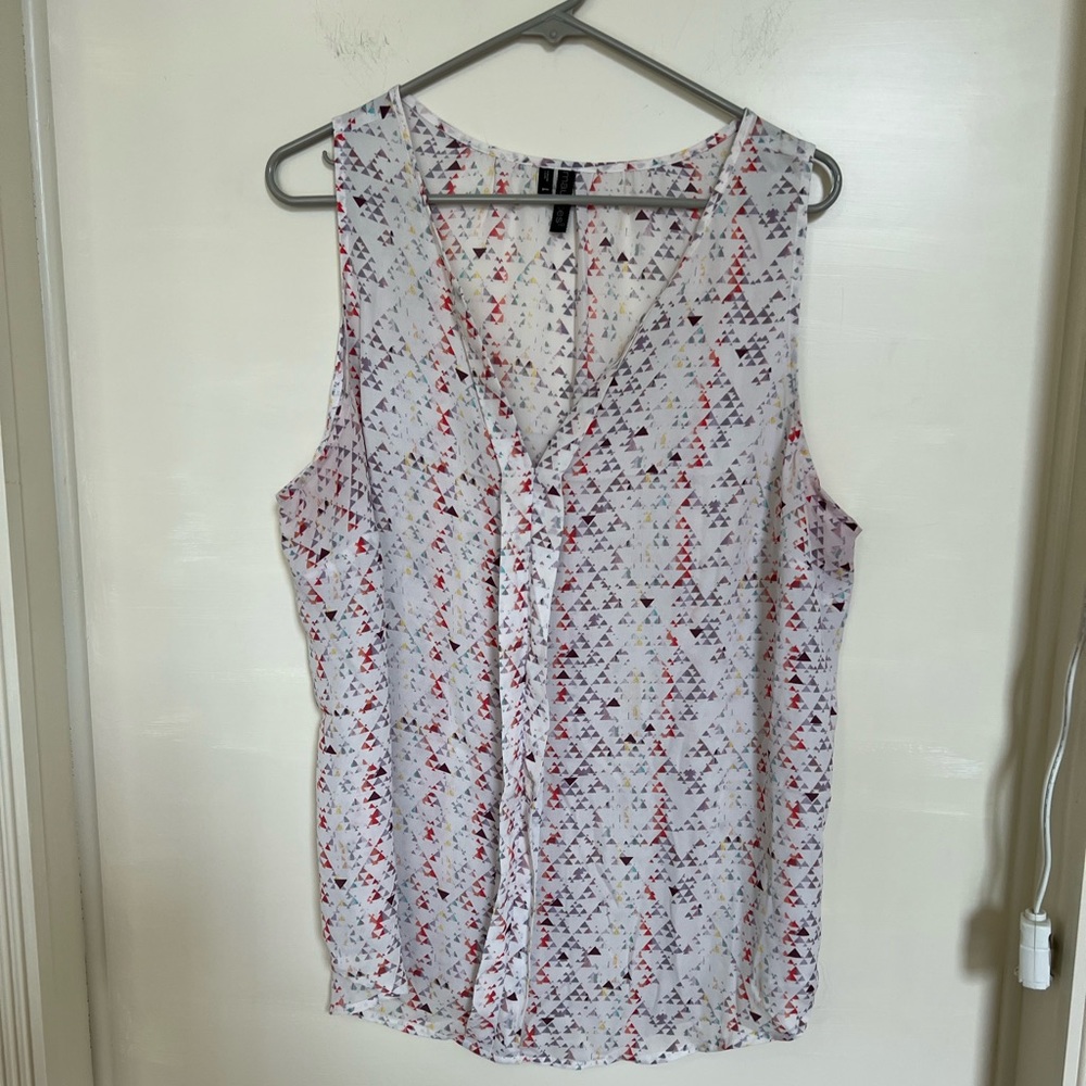 White, sleeveless, patterned blouse